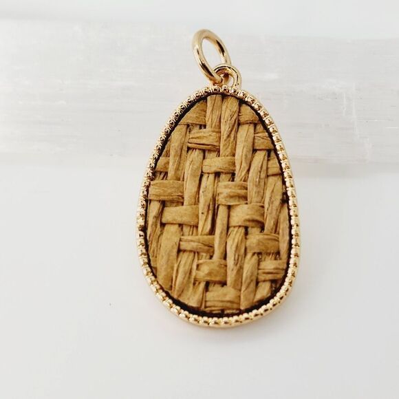 Small Natural Woven Raffia Teardrop Ggold Toned Pendant 1.25" - Picture 2 of 3